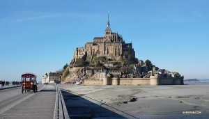 <p>Shen Yun International Company besöker en av de populäraste turistattraktionerna i Frankrike, Mont Saint-Michel, ett kloster vars historia kan spåras till 700-talet. (Foto: dansare Kexin Li)</p><p>Dansarna Jaling och Madeline Lobjois poserar tillsammans på öns högsta punkt med klostrets klocktorn i bakgrunden. (Foto: Kexin Li)</p><p>Dansare Joe Chang överblickar utsikten ovanifrån på en balkong. (Foto: dansare Andrew Fung)</p><p>Shen Yun International Companys dansare framför Mont Saint-Michel. (Foto: projektionist Annie Li)</p><p>Även känt som