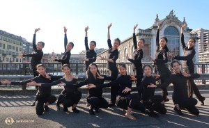<p>Dansare hjälper till att försköna platsen utanför teatern i Genève. (Foto: Kexin Li)</p><p>Den norra fasaden av Batiment des Forces Motrices. (Foto: dansare Andrew Fung)</p><p>Efter att ha varit ett vattenkraftverk och vattenverk i över 100 år omvandlades den historiska Batiment des Forces Motrices till en teater 1997. Det är en mycket intressant teater att besöka! (Foto: solistdansare Monty Mou)</p><p>Tillbaka i Montpellier i Frankrike tar artister från Shen Yun International Company en promenad längs en stenig strand mellan föreställningarna på Le Corum. (Foto: Kexin Li)</p><p>Att provsmaka lokala crêpes är ett måste. Det verkar finnas mer vispgrädde än crêpes, men vi kan hantera det. (Foto: Kexin Li)</p><p>Dansare Daoyong Zheng poserar på stentrappor nära stranden. (Foto: projektionist Annie Li)</p><p>Det känns bra att ha så mycket öppet utrymme att sparka i! (Foto: dansare Nick Zhao)</p><p>Dansare Scott Xu demonstrerar en stadig vertikal benhållning (chao tian deng) bland klipporna. (Foto: dansare Andrew Fung)</p><p>En panoramautsikt över vattnet i Montpellier, Frankrike. (Foto: Andrew Fung)</p><p>På väg från Montpellier till Genève stannar vi i Annecy, en pittoresk stad i södra Frankrike. (Foto: erhusolist Linda Wang)</p><p>Annecy är en charmig plats att besöka med sina vackra kanaler, kullerstensgator och pastellfärgade byggnader. (Foto: Kexin Li)</p><p>Annecy är känd som