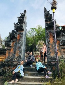 <p>Medurs från högst upp: Dansarna Diana Teng, Xindi Cai, Sophie Xie och konferencier Ashley Wei trakterade sig en semester i Bali, Indonesien.</p><p>Xindi Cai (höger) tycker det är spännande att vara på Bali.</p><p>Diana Teng njuter av spänningen av Balis otroliga djungelgungor. </p><p>Ashley Wei (vänster) och Diana Teng hittar en lugn plats för att återhämta sig från adrenalinruset.</p><p>Bali har fantastiska kokosnötsprodukter - den här fruktglassen sägs vara den bästa kokosnötglassen i området. (Foto: Ashley Wei)</p><p>Vännerna på väg för att titta på solnedgången från Uluwatu-templet.</p><p>Därnäst reste de, liksom många av våra artister, till Japan för att uppleva dess vackra traditionella kultur - Diana Teng (vänster) och Ashley Wei besöker Yasaka-helgedomen i kimonos.</p><p>Konferencier Nancy Zhang på väg till Arashiyamas bambulundar i Kyoto, Japan.</p><p>Templet Byodo-In i Uji, Japan. (Foto: Nancy Zhang) </p><p>Dansarbröderna William (vänster) och Victor Li framför Sensoji-templet i Asakusa, Japan.</p><p>En belönande utsikt efter att ha klättrat upp till berget Komagatake. (Foto: William Li)</p><p>Nästa stopp: Fuji-san. (Foto: William Li)</p><p>Från Fujinomiyas 5:e station är bröderna redo att ta sig upp till berget Fuji.</p><p>Solistdansare Melody Qin anländer till Tokyos Disney.</p><p>Melody Qin hittar en ny vän i butiken med Puh-nallar. </p><p>Efter Disneyland gav sig Melody Qin ut på bergsklättring.